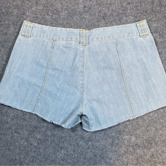 Vintage Levi’s Denim Shorts, Light Wash, Woven Pockets, Raw Hem Size 13 - Picture 8 of 11